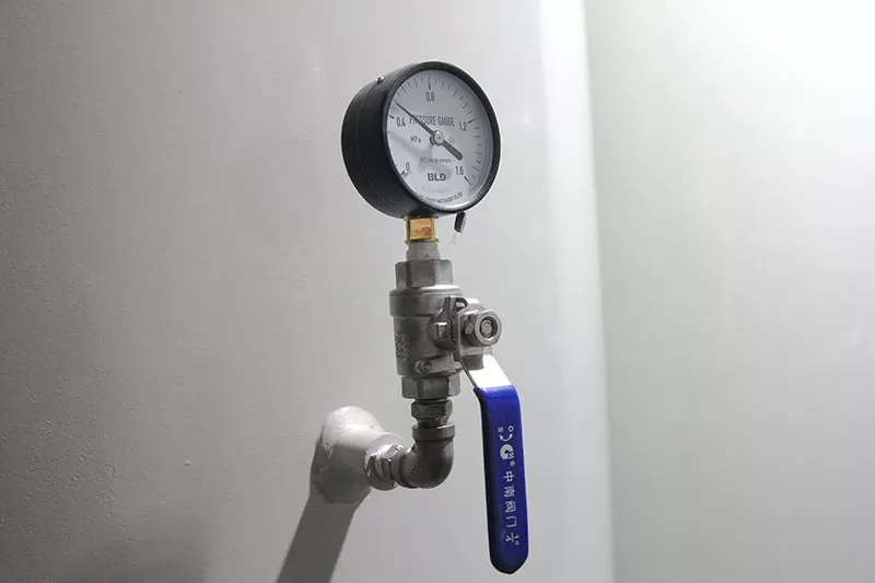 Is the gauge pressure in the nitrogen (oxygen) generator the true pressure of the gas?
